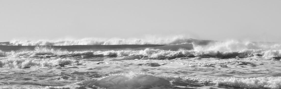 Die Ostsee. Brandung am Meer. Strand Travemünde.